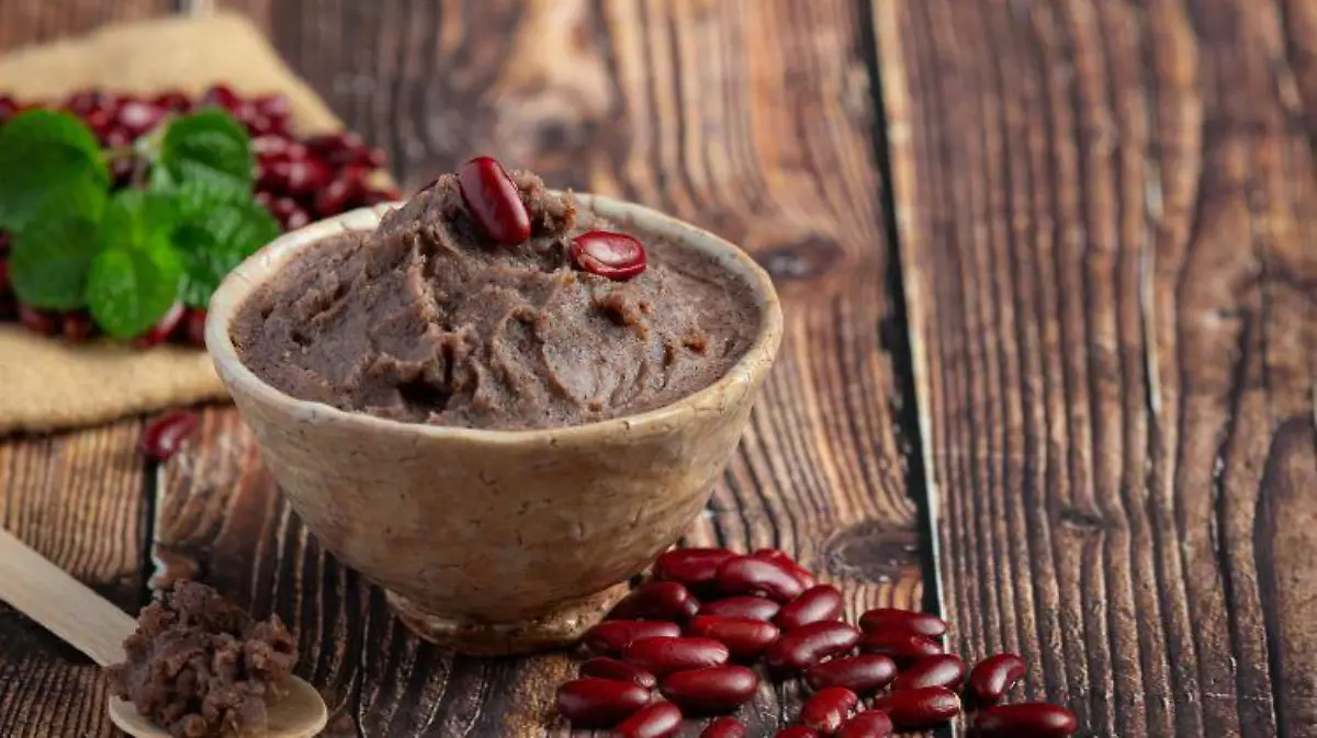 pasta frijoles rojos dulces tazon blanco lugar sobre piso madera 123