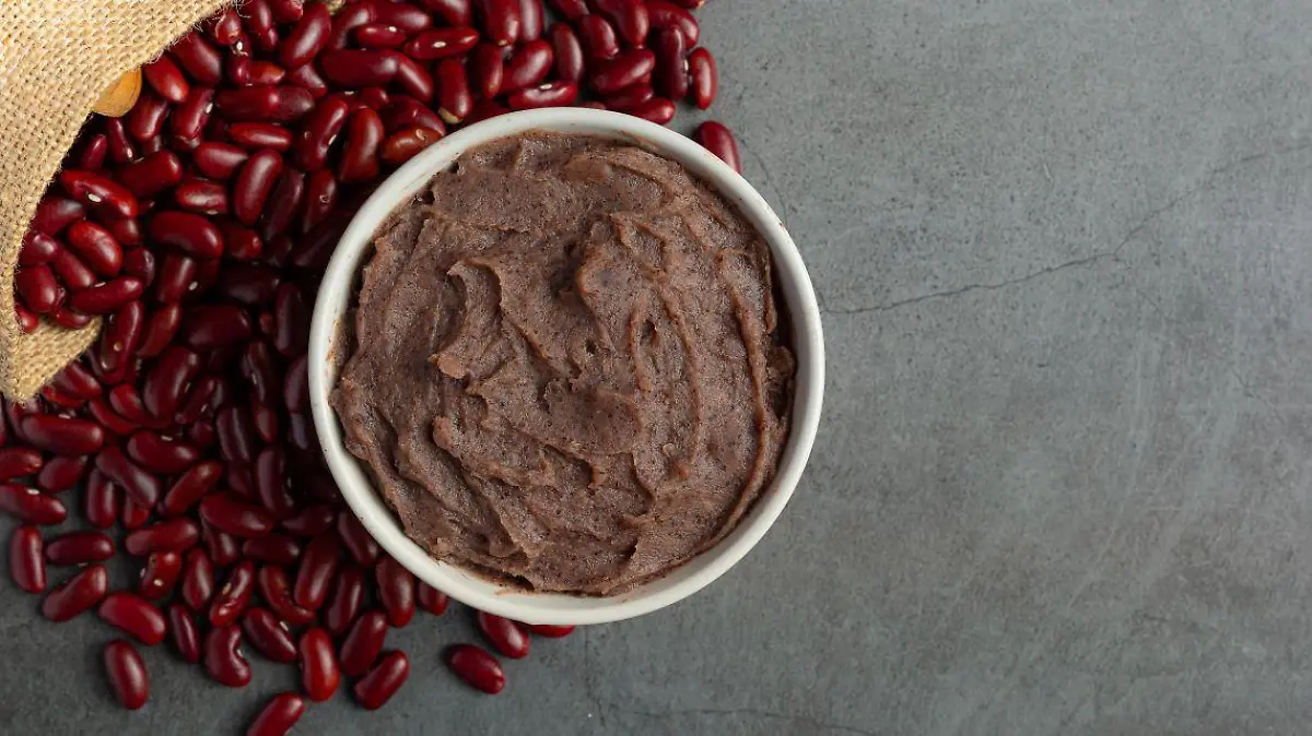 pasta frijoles rojos dulces tazon blanco lugar sobre piso oscuro 123