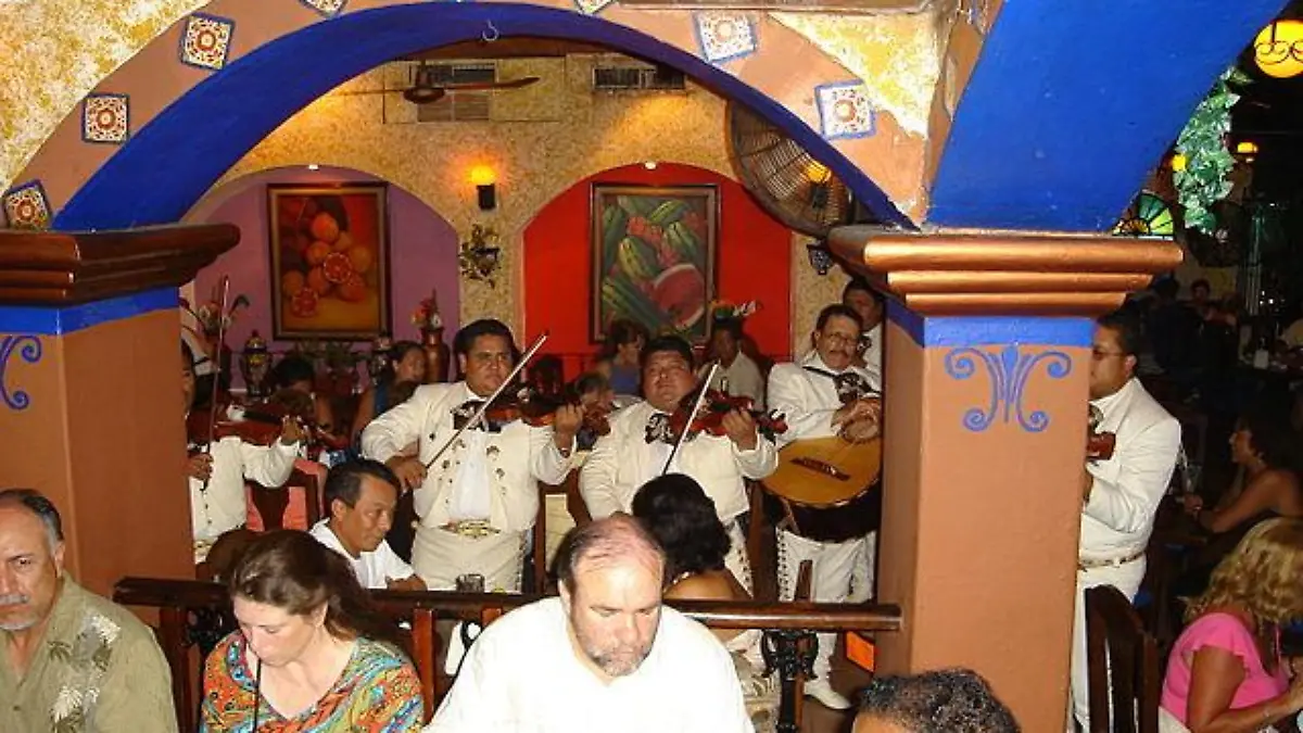 640px Mariachi playing at La Parilla 2657122729
