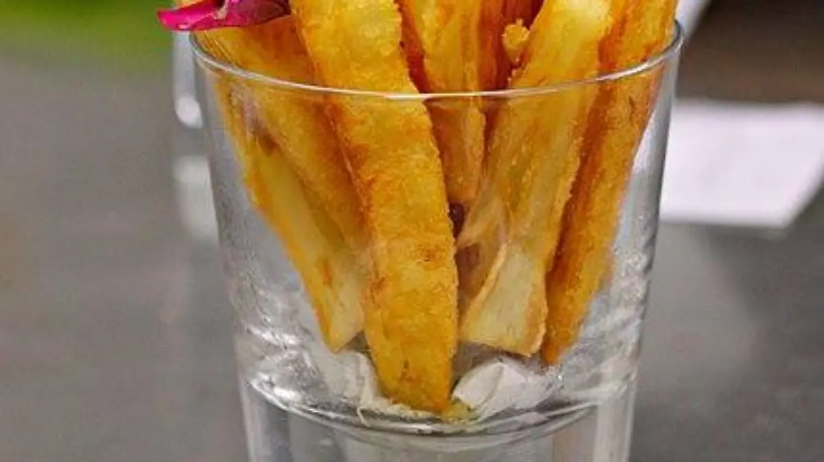 Yuca frita a la huancaina