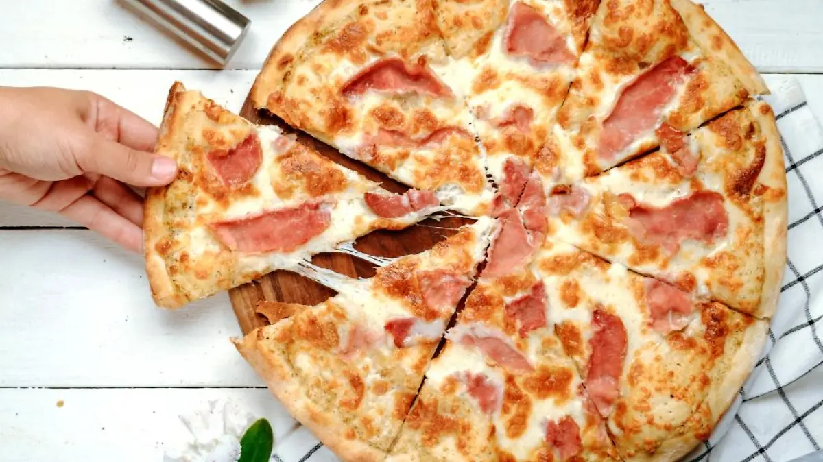 pizza jamon sobre mesa