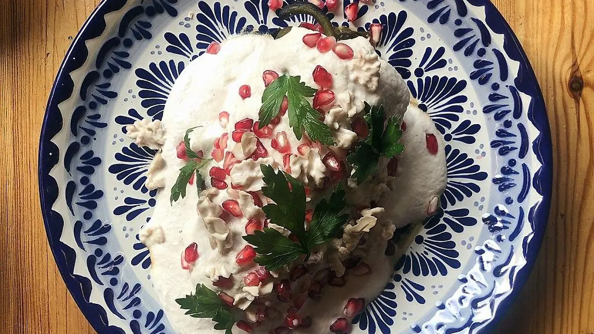 1024px Chile en nogada in Mexico City