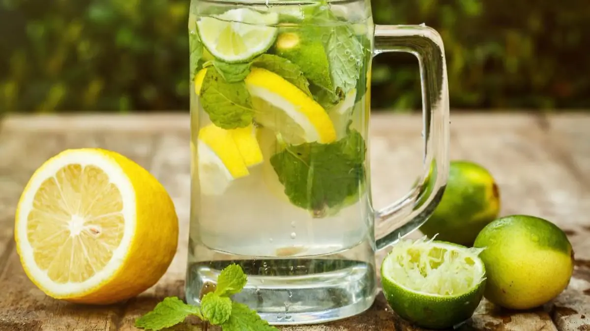 agua lima limon menta sobre tabla madera