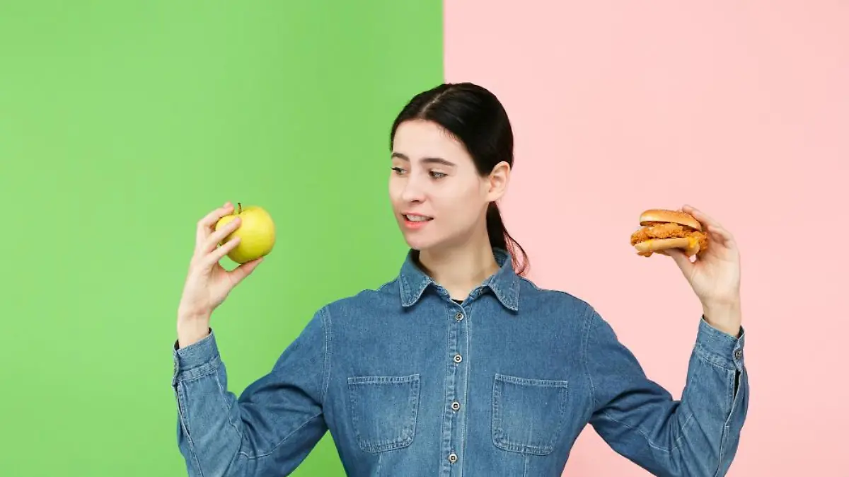 dieta concepto dieta comida sana util hermosa joven eligiendo frutas