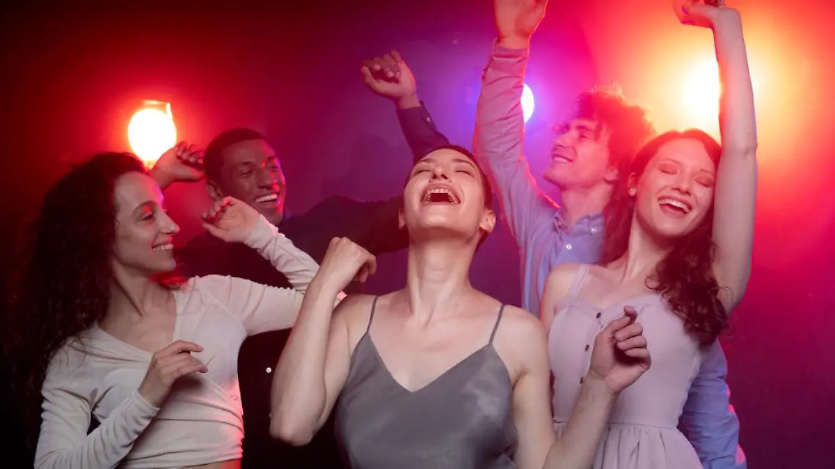 vida nocturna gente bailando club
