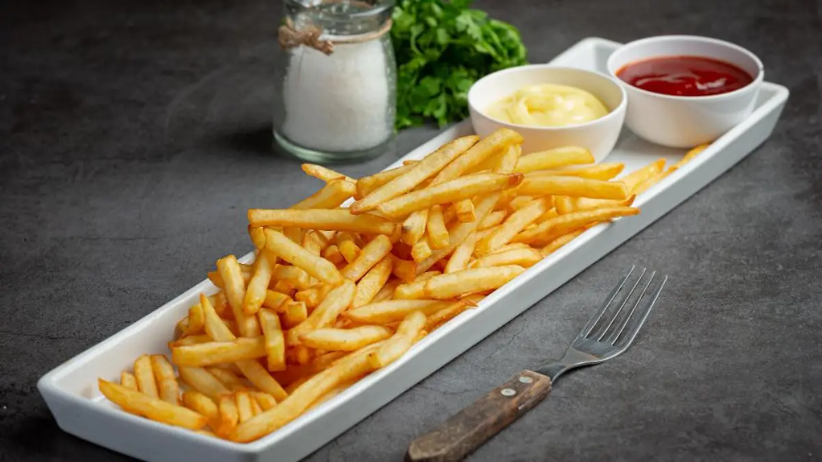 patatas fritas crujientes salsa tomate mayonesa