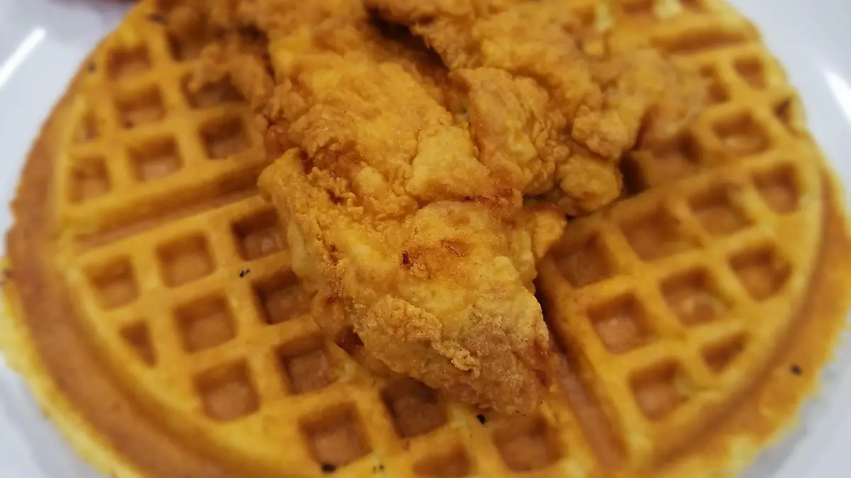 waffle con pollo frito