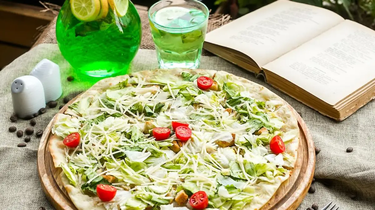 pizza caezar lettuce parmesan cherry tomato chicken crackers side view