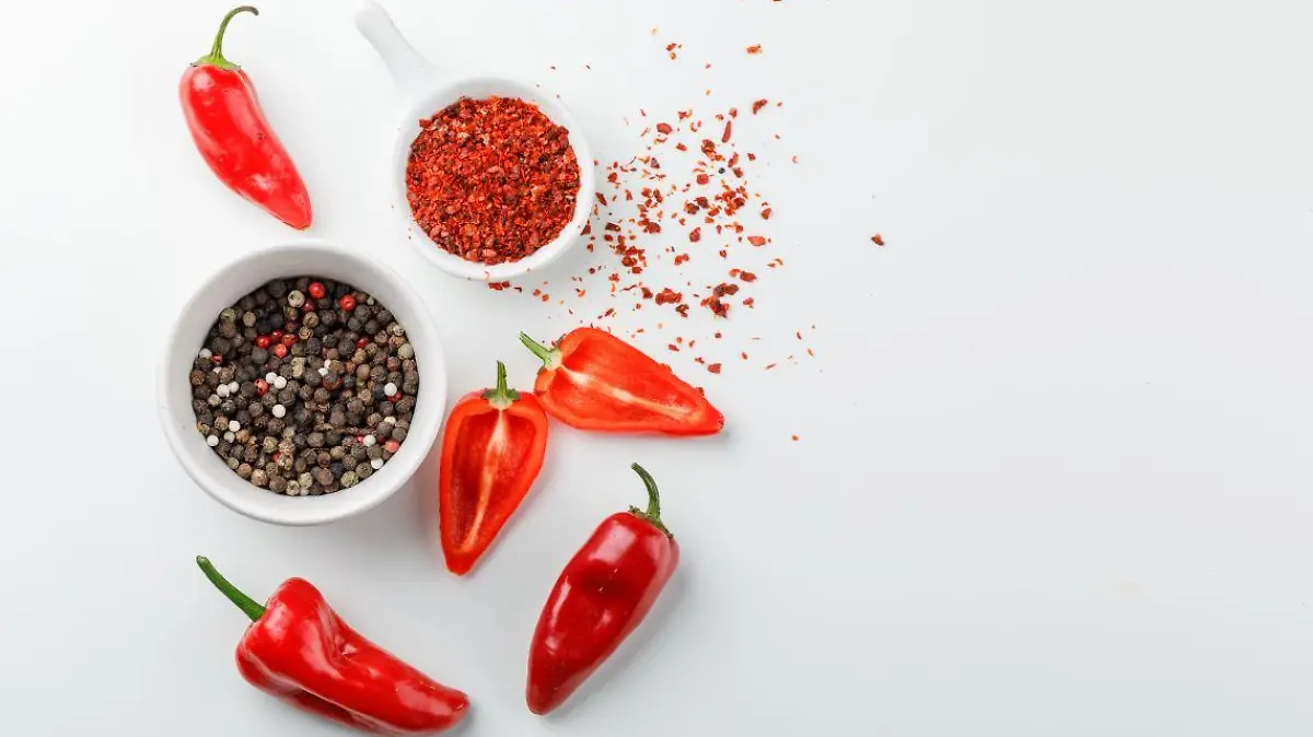 granos pimienta chile polvo primicia pimientos rojos plato pared blanca vista superior 123