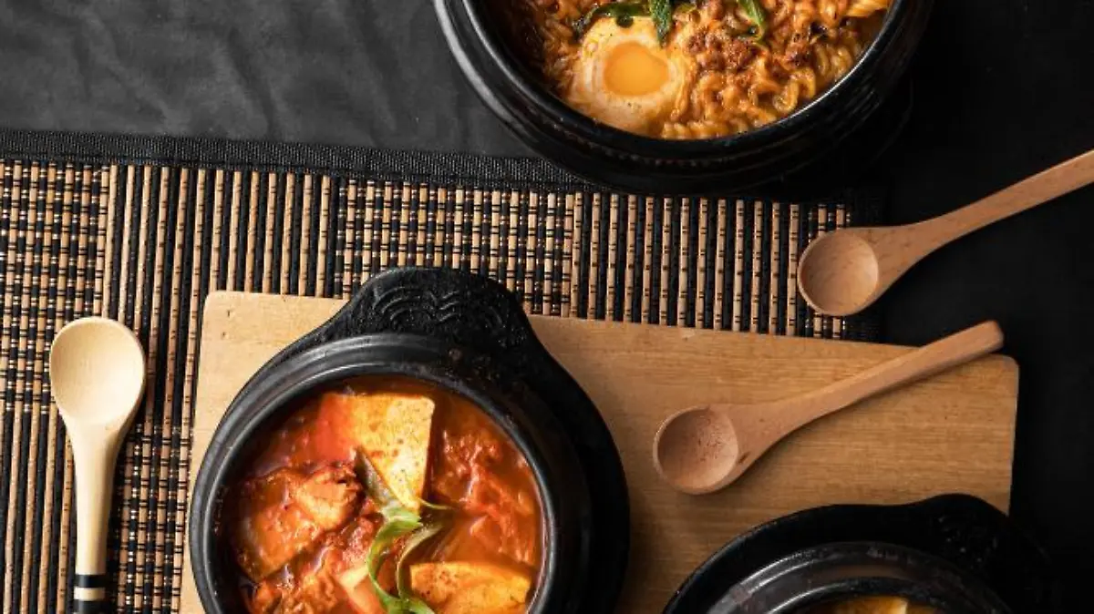 vista superior tazones fuente deliciosa sopa verduras mesa madera