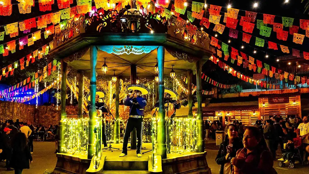 Alamy RB7J5R mariachi band