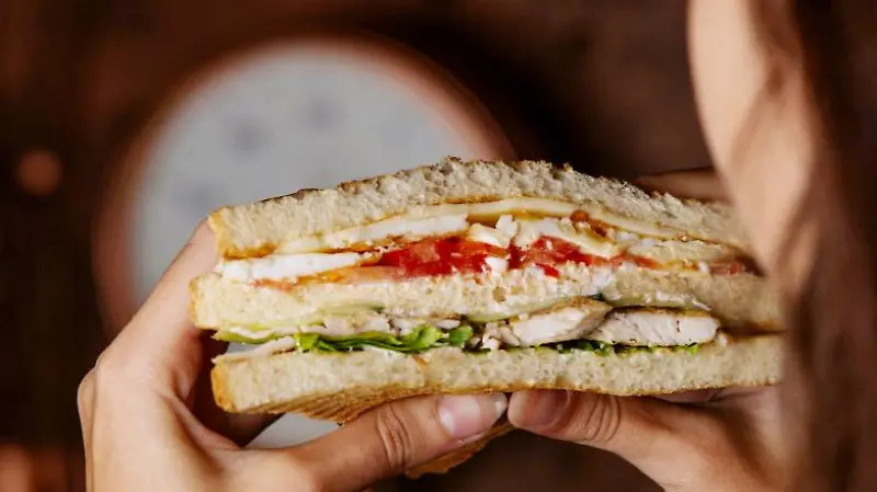 club sandwich manos mujer