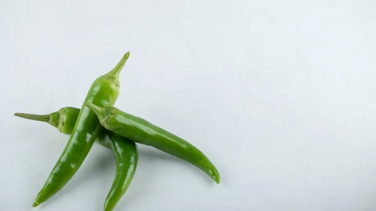 tres pimientos picantes sobre fondo blanco 123