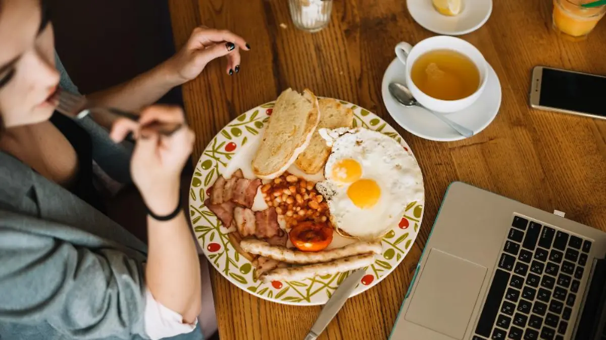 vista arriba mujer que tiene desayuno saludable cafeteria