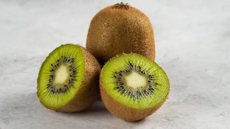 kiwi rodajas blanco