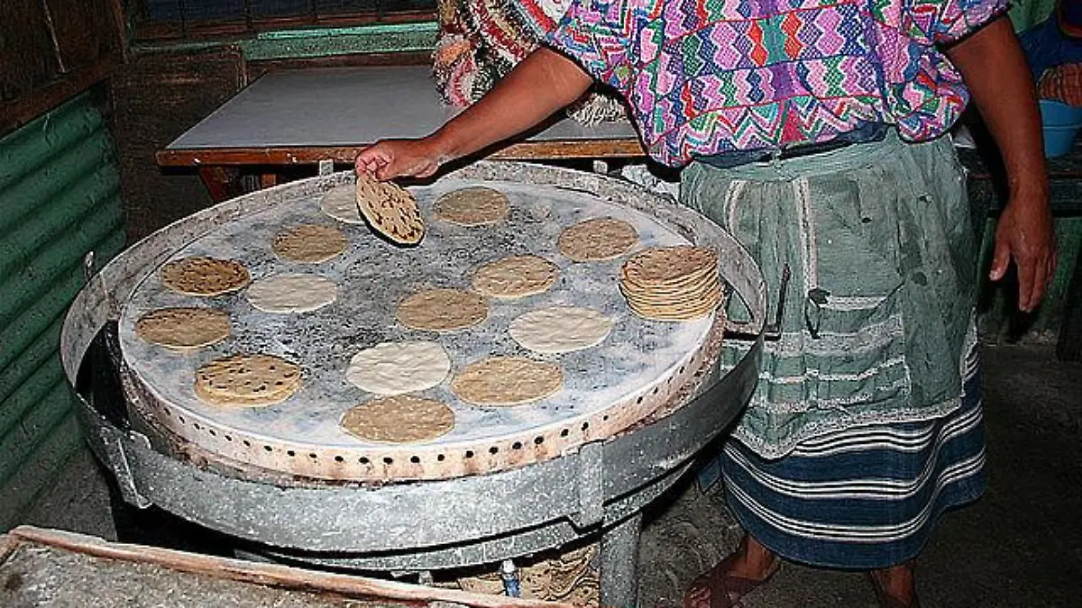 640px Tortillas on comal
