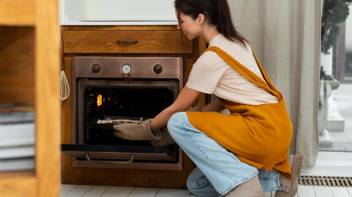 vista lateral mujer cocinando pizza