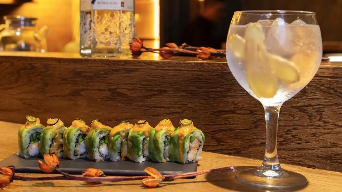 Coctel Ginebra Roku 1 de tamano grande