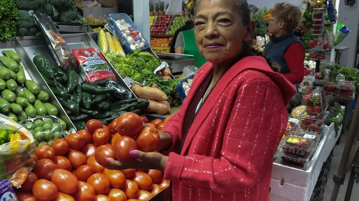 La señora Martita locataria del mercado de San Cosme da tips para escoger mejor las verduras 10