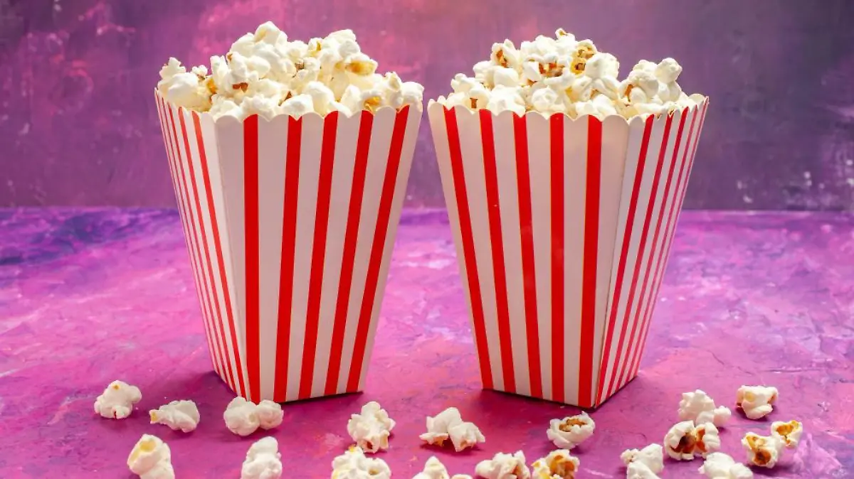 vista frontal palomitas maiz frescas pelicula cine color mesa rosa claro