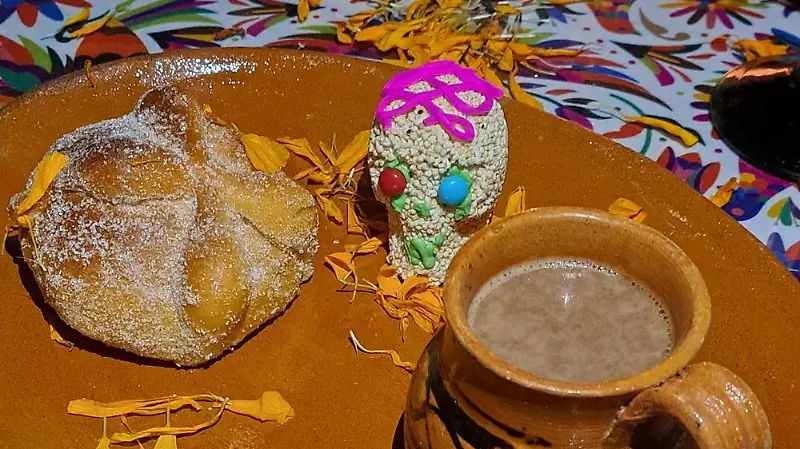 Pan de muerto y chocolate vertic
