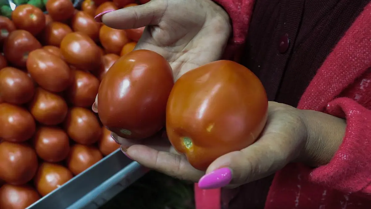 La señora Martita locataria del mercado de San Cosme da tips para escoger mejor las verduras 19