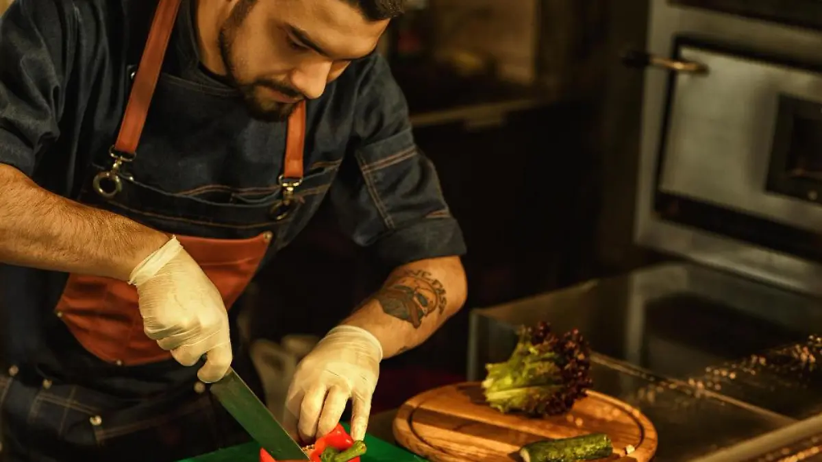 proceso cocinar ensalada verduras chef cortando paprika otras verduras frescas usando cuchillo especial hombre vestido delantal guantes blancos fondo cocina restaurante