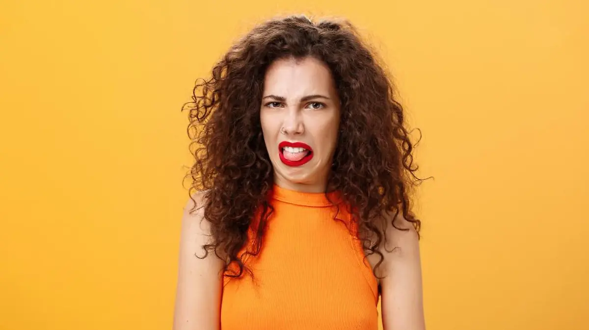 chica disgustada comida fila sacando lengua frunciendo ceno mostrando aversion disgusto tal