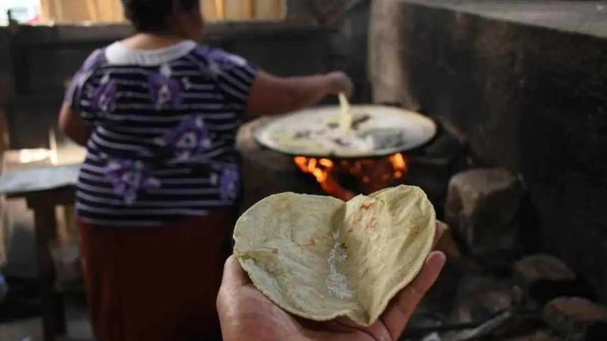 María Esther Cahuantzi hace las tortillas que se consumen diariamente en su hogar ubicado en Contla César Rodríguez El Sol de Tlaxcala 1