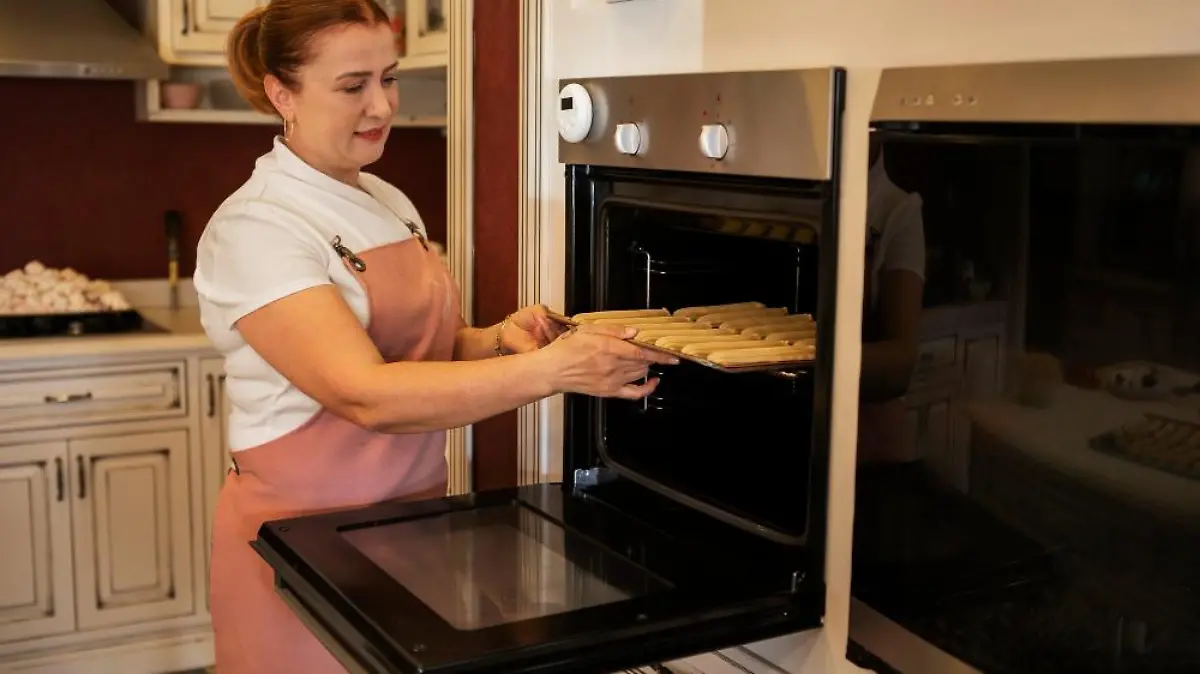 pasteleria femenina horneando masa pasteleria