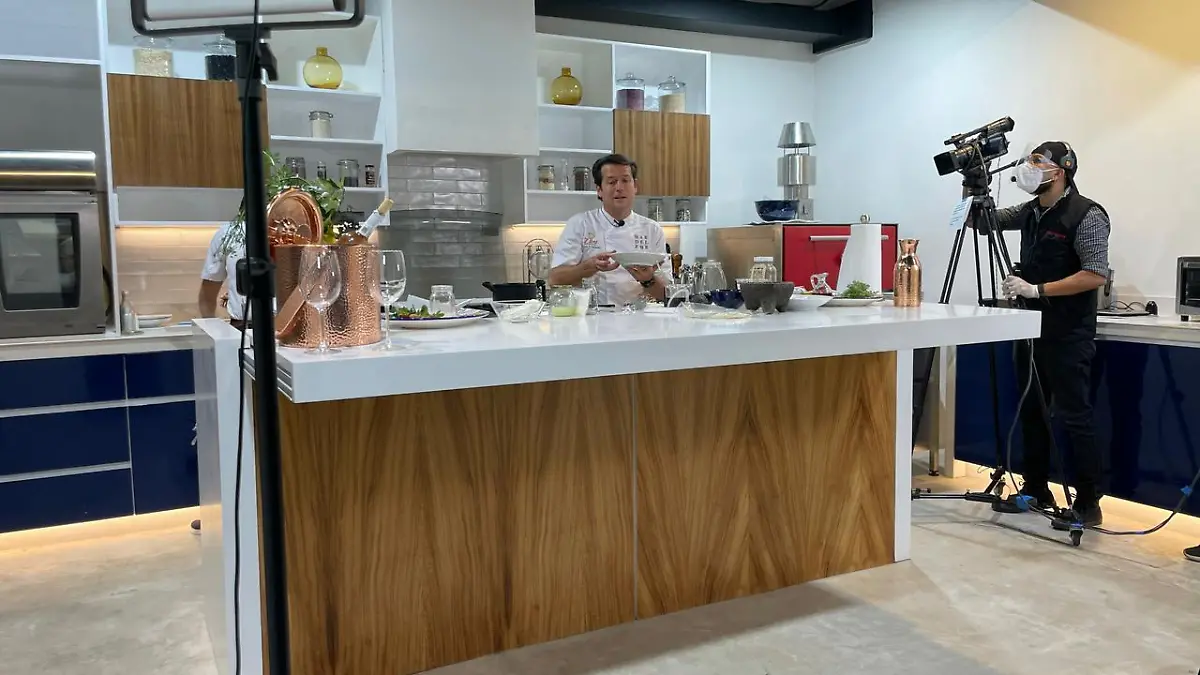 Eduardo Plazuelos. en su cocina