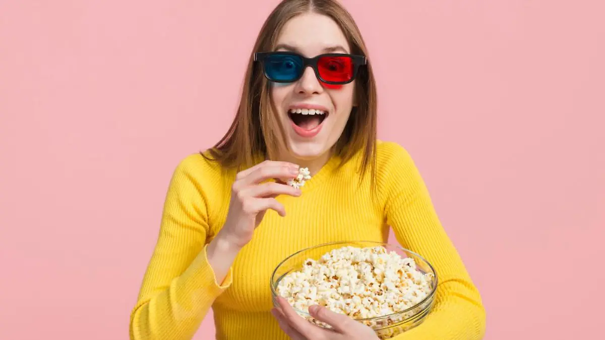 chica comiendo palomitas