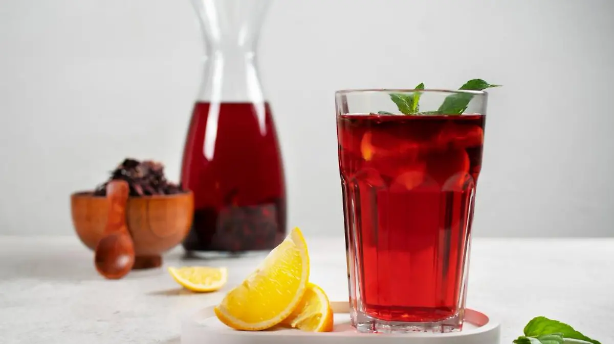 refrescante te helado hibisco recipiente vidrio transparente