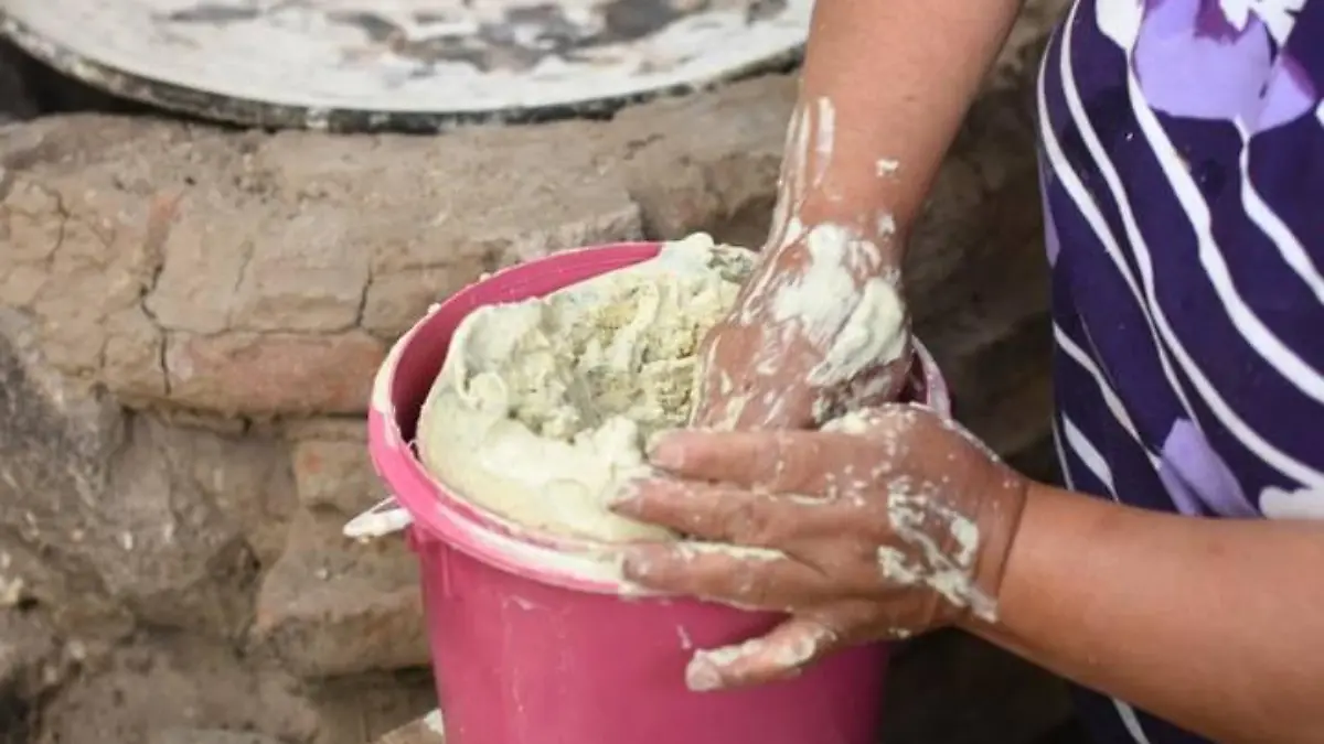 María Esther Cahuantzi hace las tortillas que se consumen diariamente en su hogar ubicado en Contla César Rodríguez El Sol de Tlaxcala 2