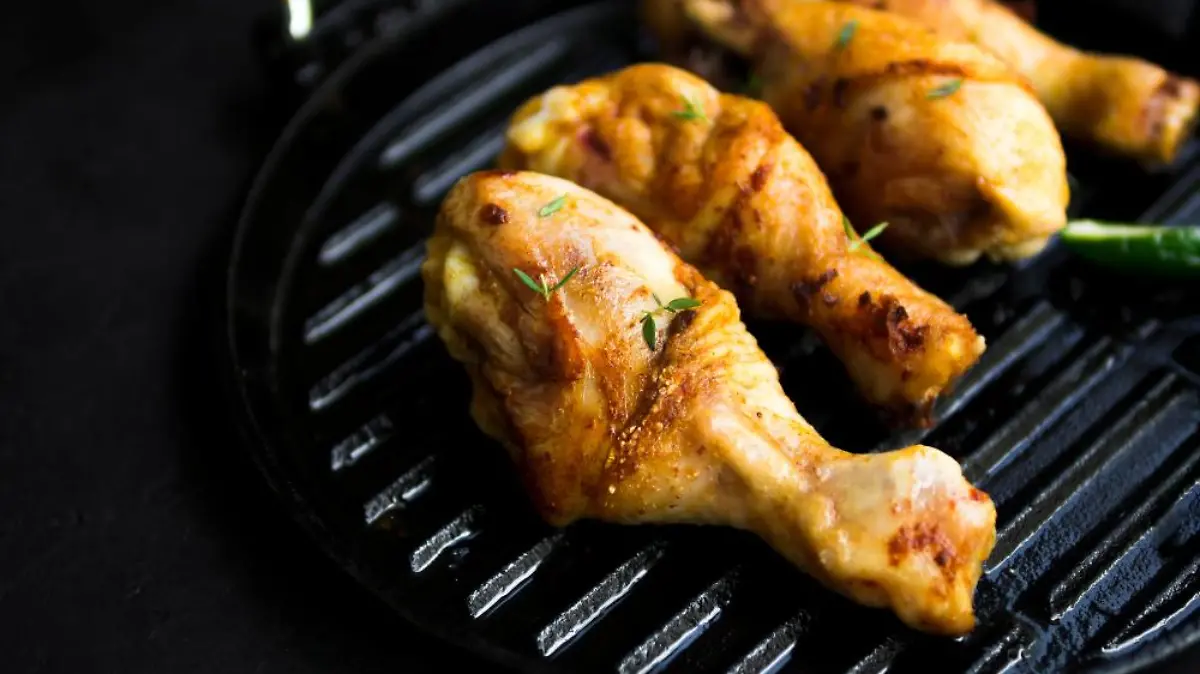 muslos pollo guisados hierbas aromaticas