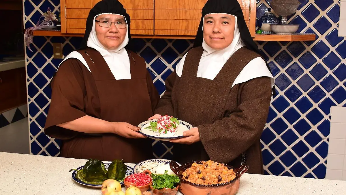 chiles en nogada monjas
