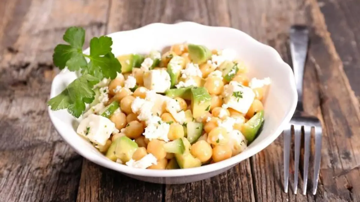 Ensalada de garbanzo con queso feta y aguacate
