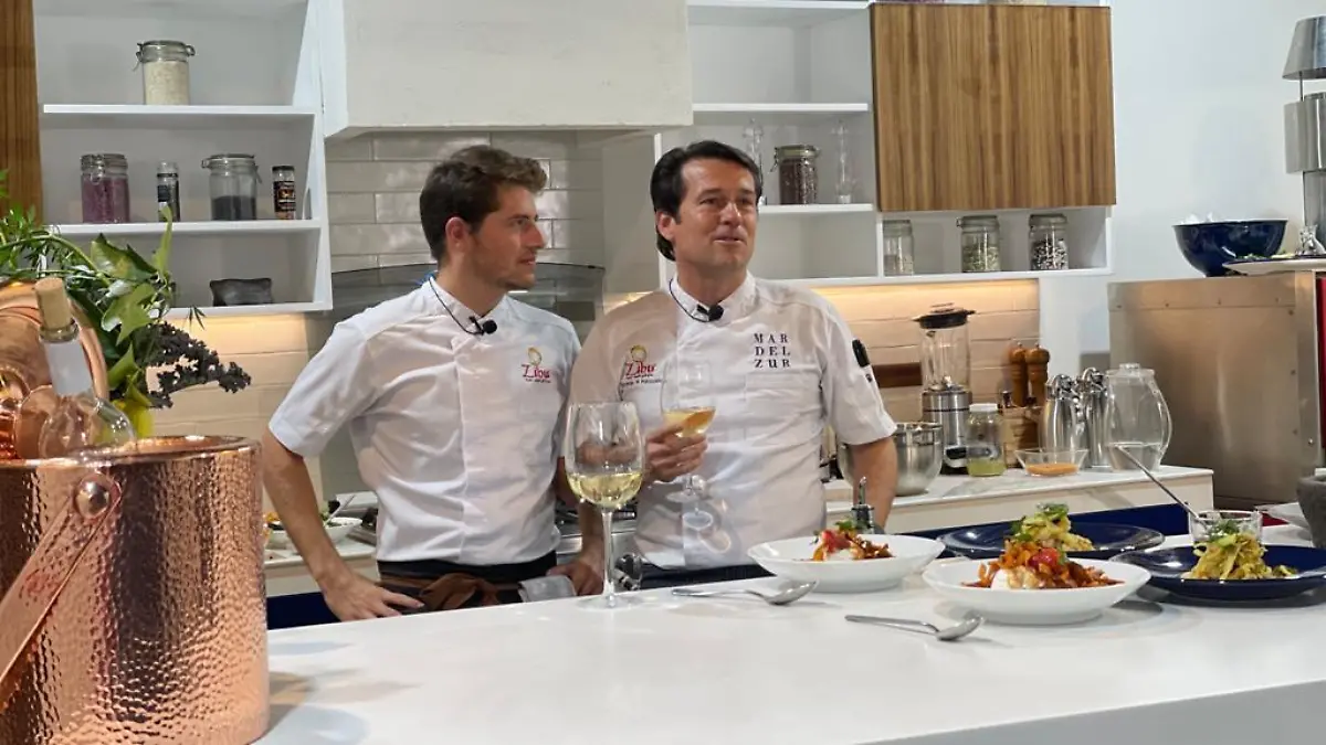 Eduardo Plazuelos. y su hijo en su cocina