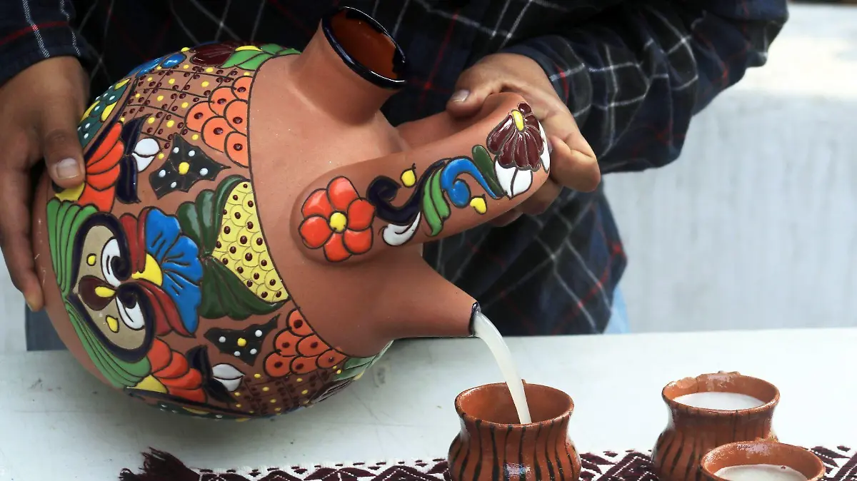 CUERNAVACA, MORELOS, 16MAYO2019.  En conferencia de prensa de autoridades del municipio de Huitzilac, fue anunciada la Feria del Pulque y la Barbacoa, la cual se realizará del 17 al 19 de este mes en este municipio del norte del estado, en la imagen un hombre sirve pulque en garros. FOTO: MARGARITO PÉREZ RETANA /CUARTOSCURO