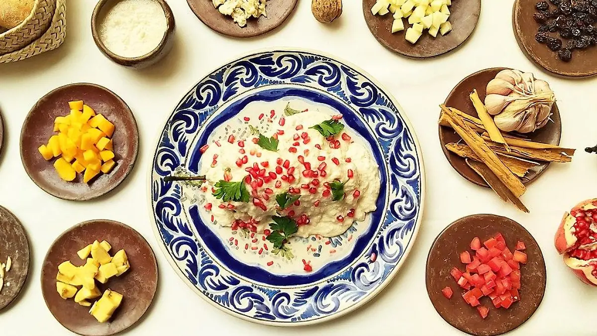 Chile en Nogada junto a sus Ingredientes 4