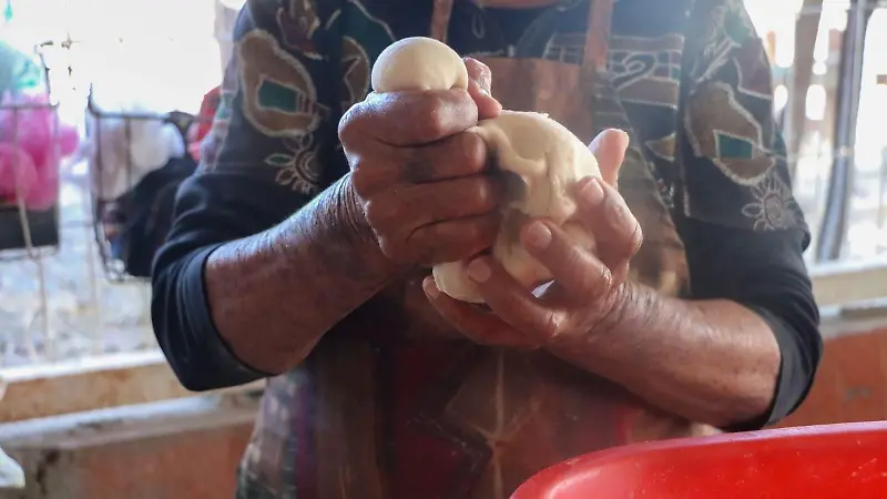 Brenda Córdova Montaño prepara tortillas de harina KIMBERLY ORTEGA 7