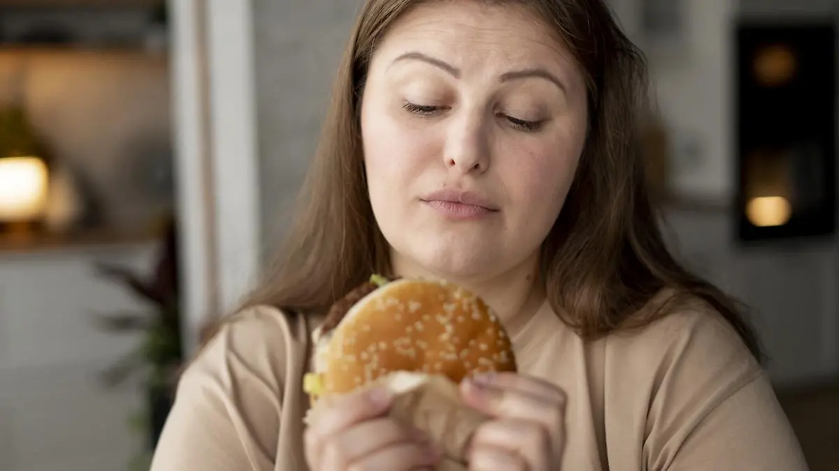 person with eating disorder tryi