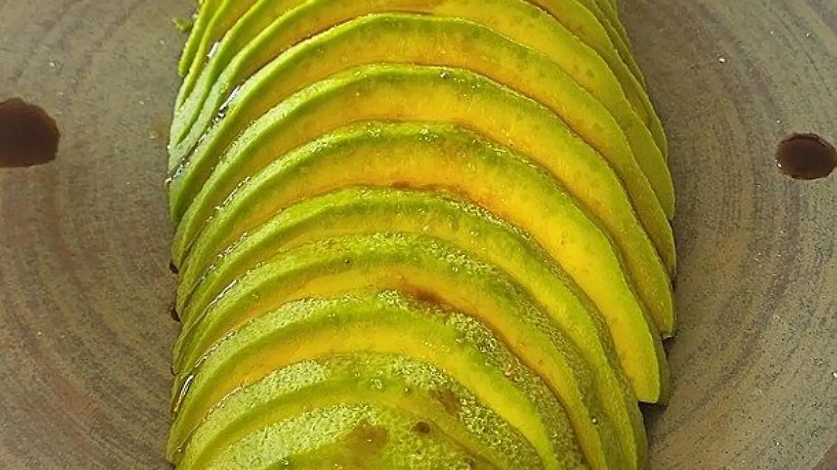 Aguacate con sal aceite de oliva y aceto balsámico