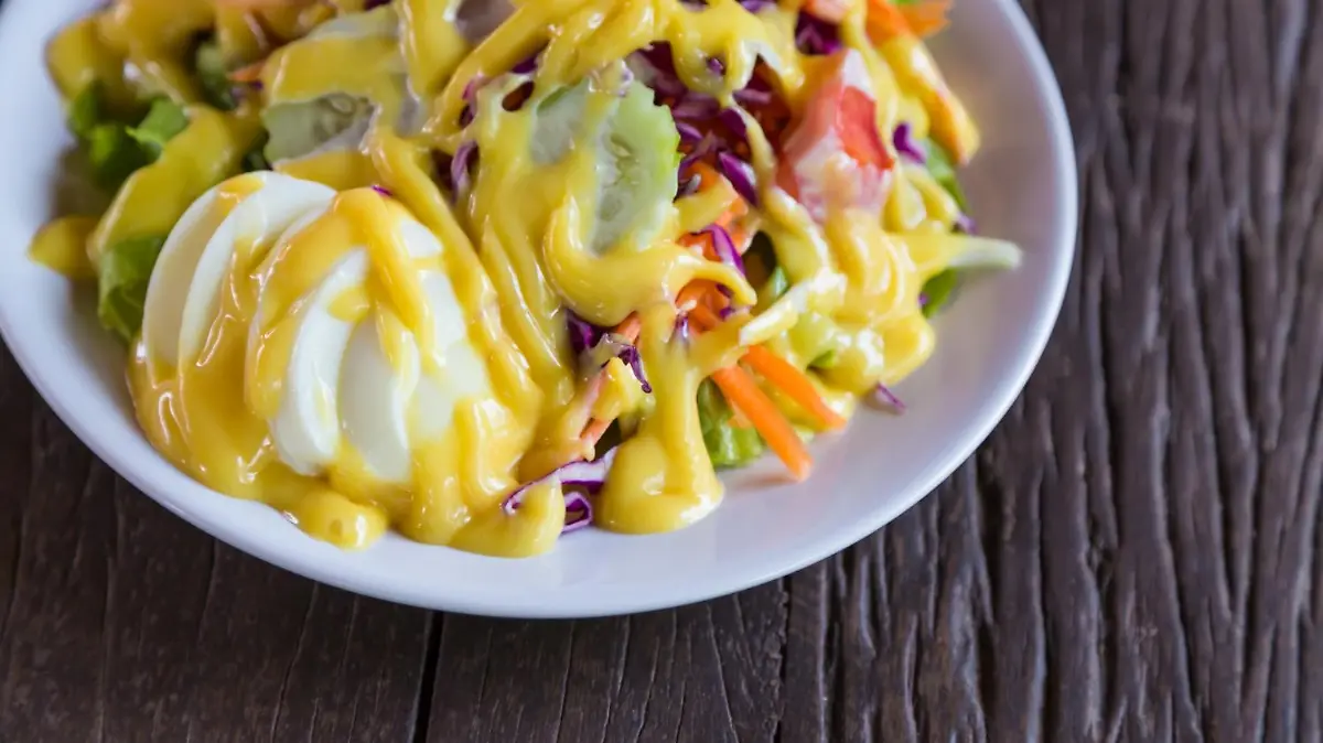 Ensalada arcoiris con aderezo de mango