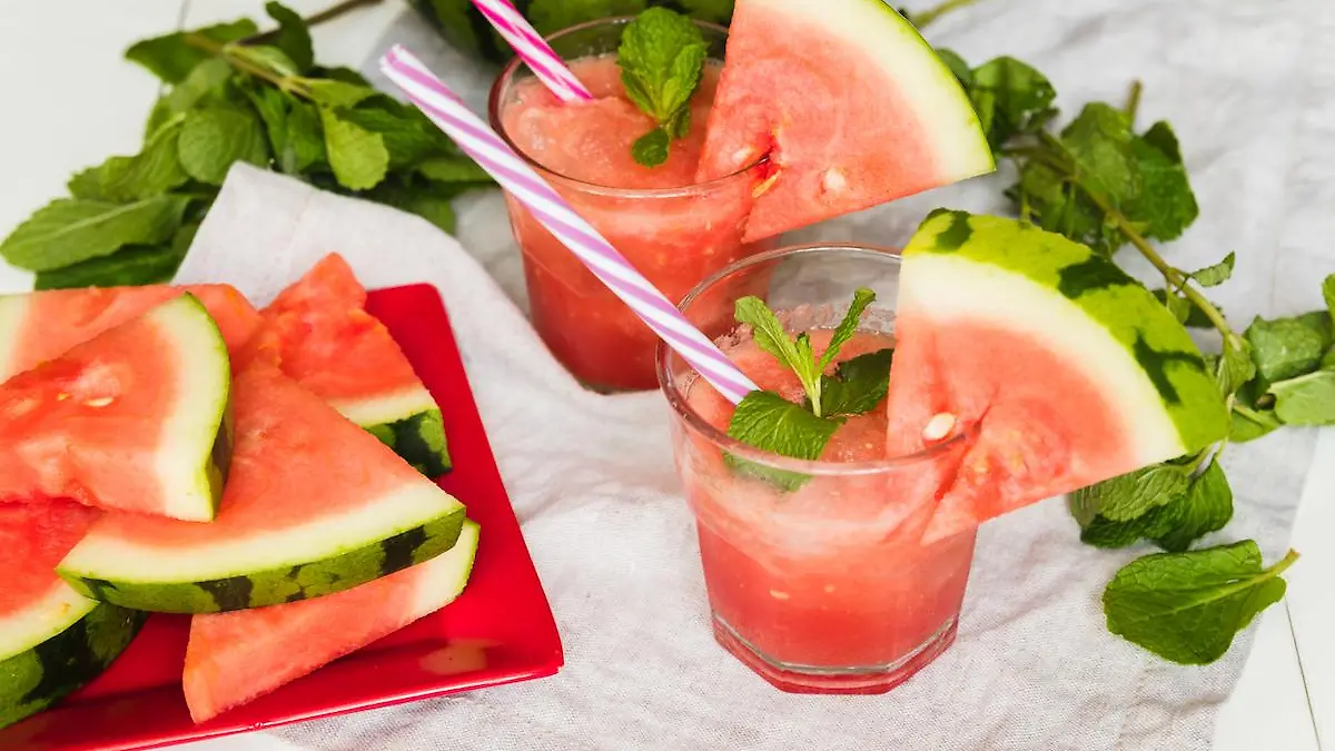 Agua de sandía y albahaca