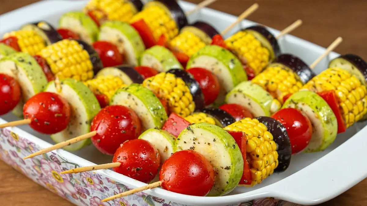 Mini brochetas de queso y vegetales