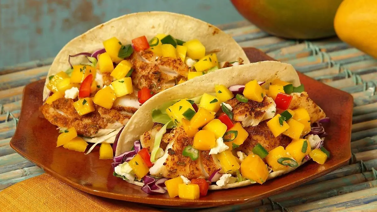 Tacos de coliflor con salsa de mango y aguacate