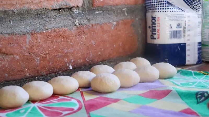 Brenda Córdova Montaño prepara tortillas de harina KIMBERLY ORTEGA 8