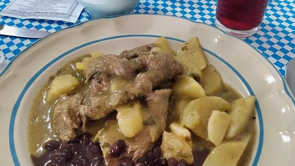 Carne de cerdo en salsa verde con frijoles