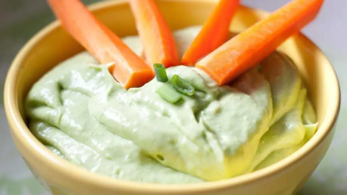 Dip de aguacate y yogur griego con bastones de verduras 1